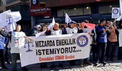 Emeklilikte Adalet Derneği ‘kademeli emeklilik’ için İzmir’de sokağa indi