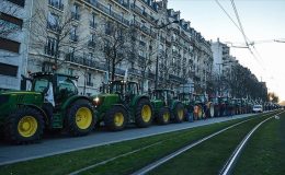 Fransa’da sendikalı çiftçiler traktörleriyle Paris’i kuşattı