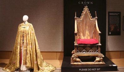 The Crown dizisinde kullanılan kıyafet ve aksesuarlar açık artırmayla satılıyor