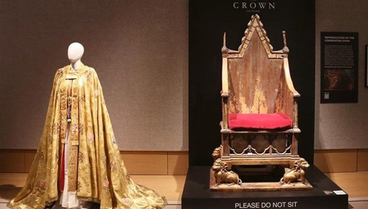 The Crown dizisinde kullanılan kıyafet ve aksesuarlar açık artırmayla satılıyor