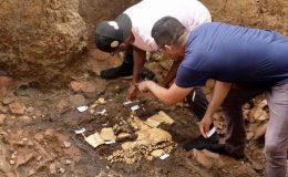 1300 yıllık mezardan paha biçilmez hazineler çıktı! ‘Altın kaplı balina dişi’ detayı…