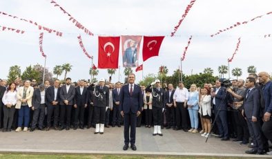 Vahap Seçer mazbatasını aldı: ‘Halkımız CHP’yi birinci parti yaptı’