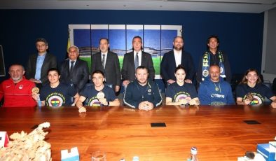 Ali Koç, Avrupa şampiyonu boksörlerle buluştu