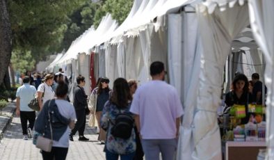 İzmir Kitap Fuarı festival havasında