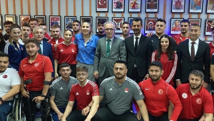 Milli güreşçiler 2024 Paris Olimpiyat Oyunları’nda isimlerini altın harflerle yazdırmak istiyor!