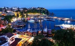Antalya Kaleiçi’nde yurttaşlar eğlence işletmelerinin gürültüsü nedeniyle uyuyamıyor