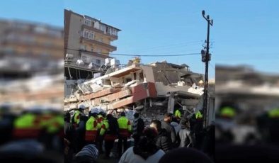 Depremlerde onlarca kişiye mezar olan Yağmur Apartmanı davası… Bilirkişi raporunda kamu görevlileri de sorumlu tutuldu: Savcılık 1 yıl 4 aydır suspus!