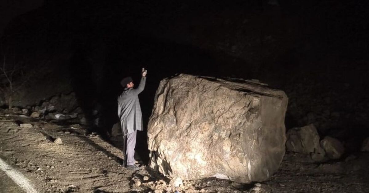 Dev kaya karayoluna düştü!