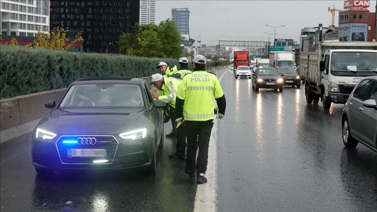 Edirne’de çakar ve siren sistemli araca 218 bin lira ceza uygulandı