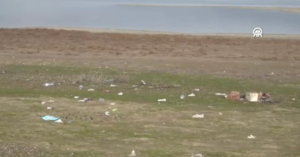 Su kaybıyla endişelendiren Burdur Gölü çöplüğe döndü