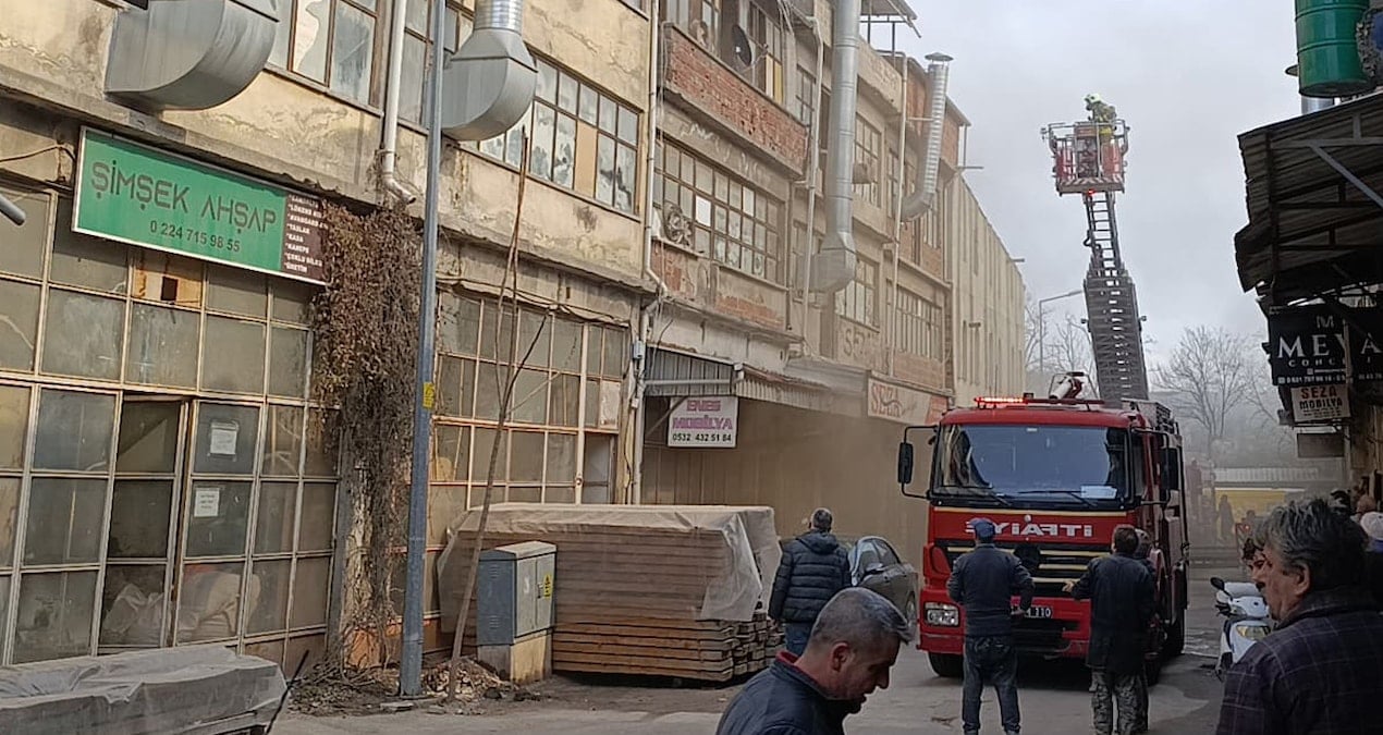 Bursa’da mobilya imalathanesinde yangın: Ekipler seferber oldu