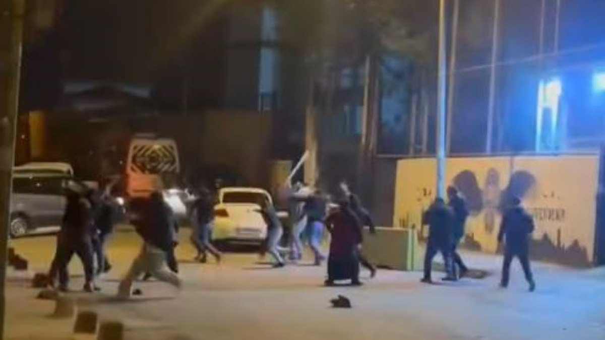 İstanbul’da polis merkezi önünde sopalı kavga